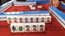 小伙子手里牌不怎么样，让小伙打胡了
