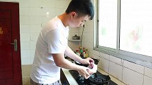 买了一斤半的五花肉来烤，用生菜包着吃，不油不腻，老妈说真好吃