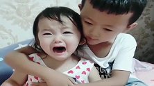 妹妹动手打哥哥被妈妈教训，没想到哥哥还护着她，这一幕好暖！