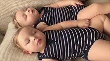 白白胖胖的双胞胎宝宝一起躺着睡觉，画面把心都萌化了！