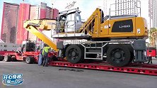 重型卡车出动，今天要运输的是一辆巨型利勃海尔挖掘机