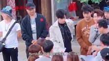杨紫恐高走玻璃栈道紧抱肖战手臂，一旁肖战的举动，网友不淡定了