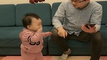 为了锻炼宝宝意志力，爸爸把葡萄挂在高处，看完别笑