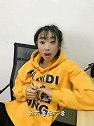 姑娘一直单身，看到那些秀恩爱的，直接打翻狗粮