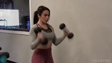 手臂塑形练习教学！高颜值健身女郎上阵 丰满上围惹人羡