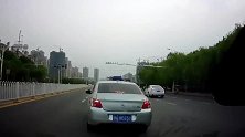 凯迪拉克任性变道，没办法，开豪车惹不起！