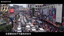 米兰市地面冒出苏联潜水艇，撞翻汽车，路人好奇围观