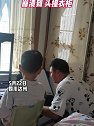 四川达州：爸爸辅导儿子写作业，崩溃到头撞衣柜
