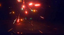 中国台湾：高速上小车行驶途中放烟花 还打中后车挡风玻璃