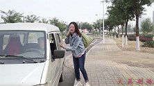 抠门村花打车进城，非要躺后备箱，司机气坏了