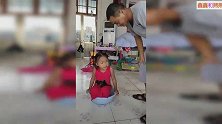 女儿，你把自己装盆里了，怎么可能拿得起盆呢？