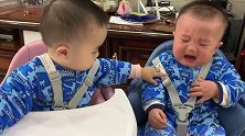 双胞胎哥哥睡个觉，弟弟总是去逗醒他，哥哥都要抓狂了