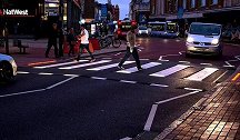 英国朴次茅斯市为一条斑马线安装LED灯 行人走过时会亮起