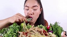 泰国妹子吃凉拌鸡爪和米线，搭配苦瓜和豆角，直接生吃