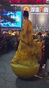 晚上十点的大唐不夜城，演员还在为演出做准备，游人依然很多