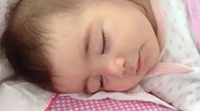 小宝宝要睡醒了，眼睛一睁立马被萌到，接着一笑瞬间被俘虏了