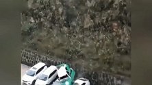【重庆】出租车冲下几十米陡坡 “叠罗汉”砸中2辆小车