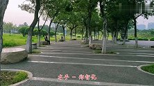 男歌手一首《水手》，曲调悠扬，嗓音清脆