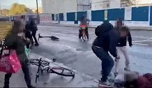 英国：男子骑电动滑板车撞倒老人，路人挺身而出被其拳打脚踢