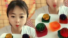 大妹子直播吃仙人掌果冻，各种口味任意选，看饿了