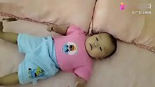 六个月宝宝晚上不睡觉，自己一个人在床上玩得很兴奋，太可爱了！