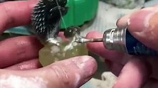 这个农村师傅的手艺真是厉害，转眼就雕出了一只栩栩如生的刺猬。