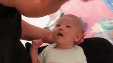 妈妈生的小宝宝，可宝宝却只看着爸爸笑，妈妈的心都凉了！