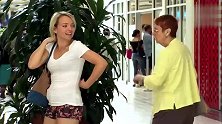 国外恶搞：商场里帮美女挠痒痒，这位路人下手也太狠了吧