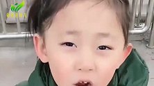 何一诺让爸爸帮她干活，爸爸不帮还乱说话，被何一诺以牙还牙报复