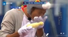 谢震业费力吃玉米，孙艺洲借机快速爬行超越