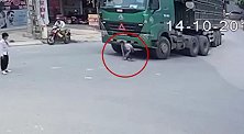 惊险！大货车转弯撞上骑车学生 男孩被卷车底竟奇迹爬出