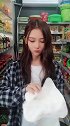 小姐姐买可乐，小姐姐的钱藏得很安全，最后这一幕更“安全”！