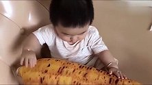 妈妈出门，让爸爸照顾宝宝，回家看到宝宝后,妈妈哈哈笑!