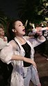 姑娘唱了一首《别等太久》，声音甜美，十分好听