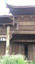 当年状元府门庭若市，现在荒草丛生，无人问津，被世人遗忘。