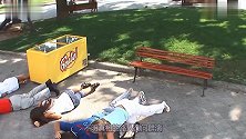 突然响起警报声，一脸懵逼的路人反应太搞笑，学着别人趴在地上