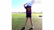 绝了！女孩模仿梅罗内射门简直出神入化