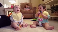 两宝一起玩，女宝宝就歪个脑袋直勾勾对男宝宝笑不停，萌翻了
