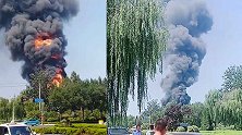山东德州一药厂突发大火：黑烟中火球升空，围观市民惊呼