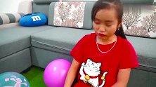 外国小男孩儿和妹妹扎破了好多气球里面有不同的食物