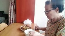 大爷减肥不想吃饭了，大妈饿了忍不住还是吃了