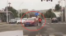 厉害！外卖小哥16秒停住失控汽车：跳入驾驶室一脚停稳