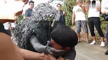 马路上惊现泥巴怪人，把一众小娃吓得失魂落魄，结果父母却笑翻了
