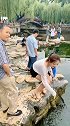 想喝黑虎泉的泉水，猜我捞的起来吗？