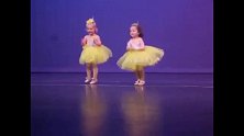 幼儿园舞蹈表演，台上两个小娃蹦蹦跳跳的自娱自乐，太可爱了