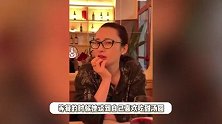 蒋勤勤现身意大利逛街，51岁又白又瘦不显老，蹲地上挑老花镜太接地气