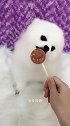 一只雪白的小狗狗，吃东西的样子太惹人爱了！