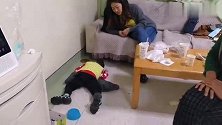 一家人都数落宝宝，宝宝趴地上反抗，大家一走，宝宝立马怂了