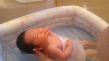 妈妈在家给出生第6天的宝宝洗澡，手法娴熟，宝宝全程眯眼享受