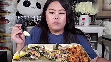 大妈吃烤生蚝，还加了点烤鸡肉，吃得很认真